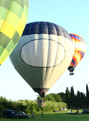 balloon-team-large-group-in-flight